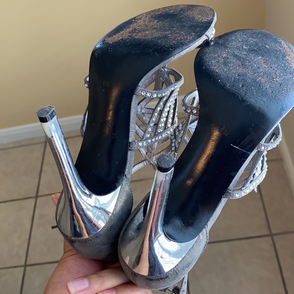 GUESS| GW HILONAS pewter fabric sandals✴️ - Picture 7 of 7